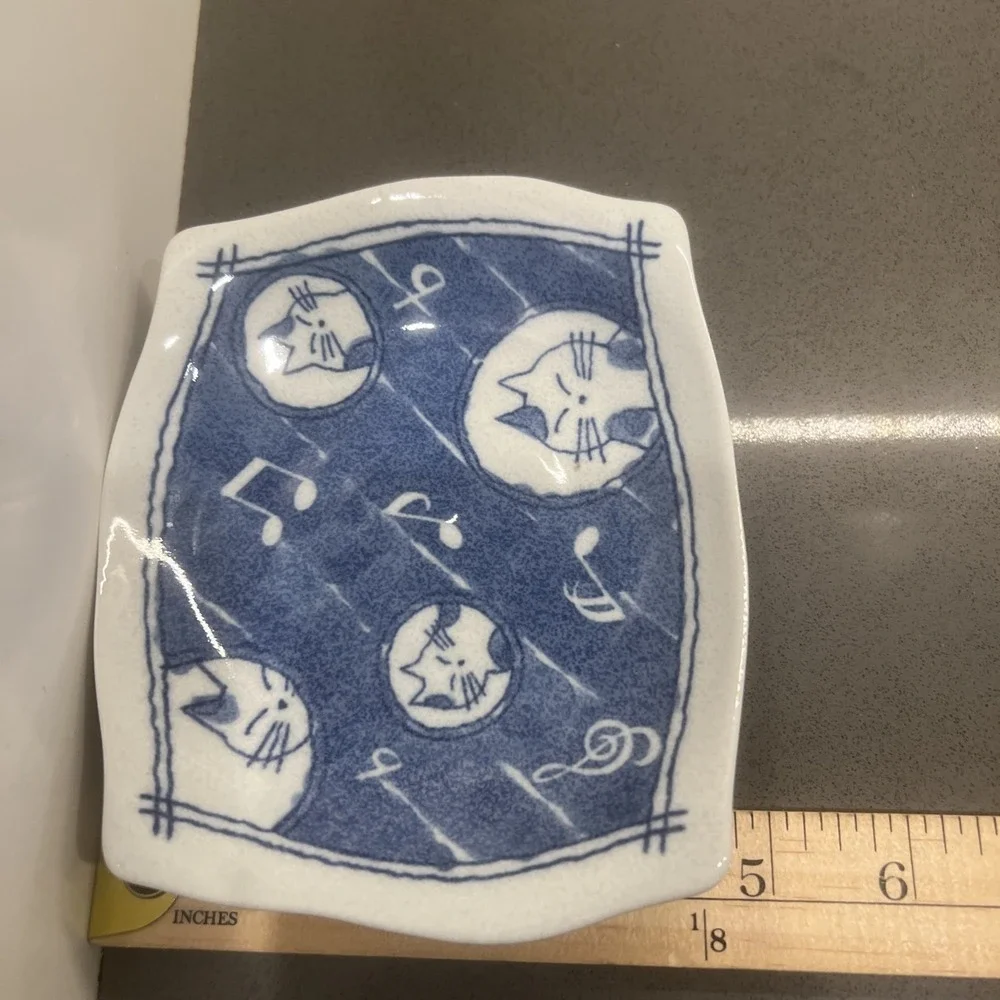 Cat and musical note design plate, Ehime Matsuyama Tobe ware plate